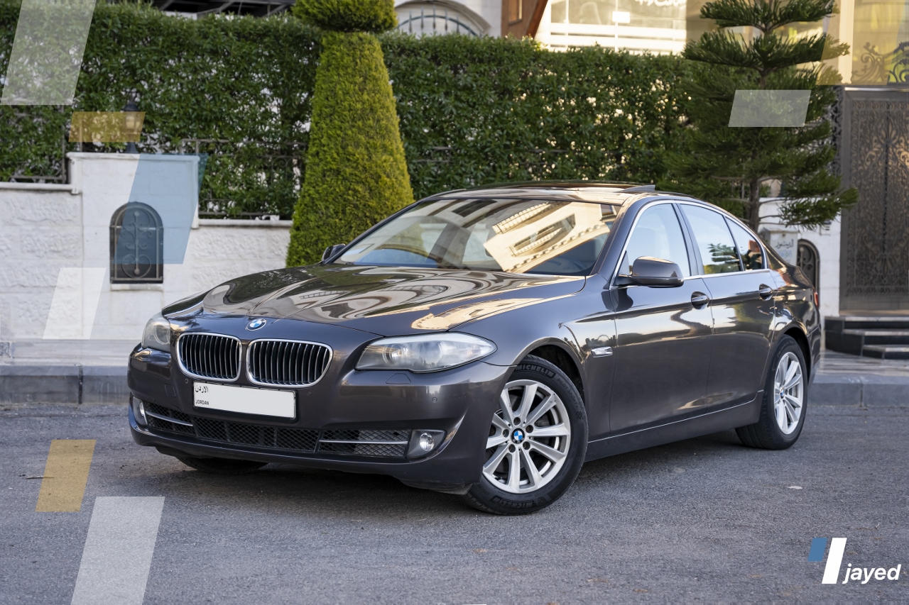 BMW 520i 2013 model year  specifications and photos